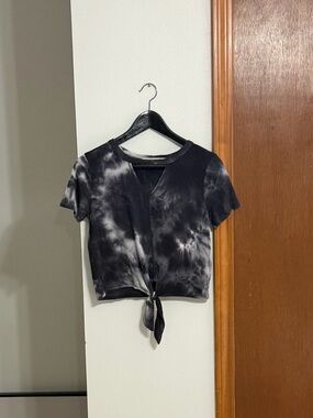 Tie-Front Crop Top in Black Tie-Dye